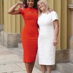 Mel B con su madre tras su investidura como MBE en el Palacio de Buckingham