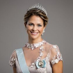 Magdalena de Suecia con la Tiara Fringe Moderna en una foto oficial