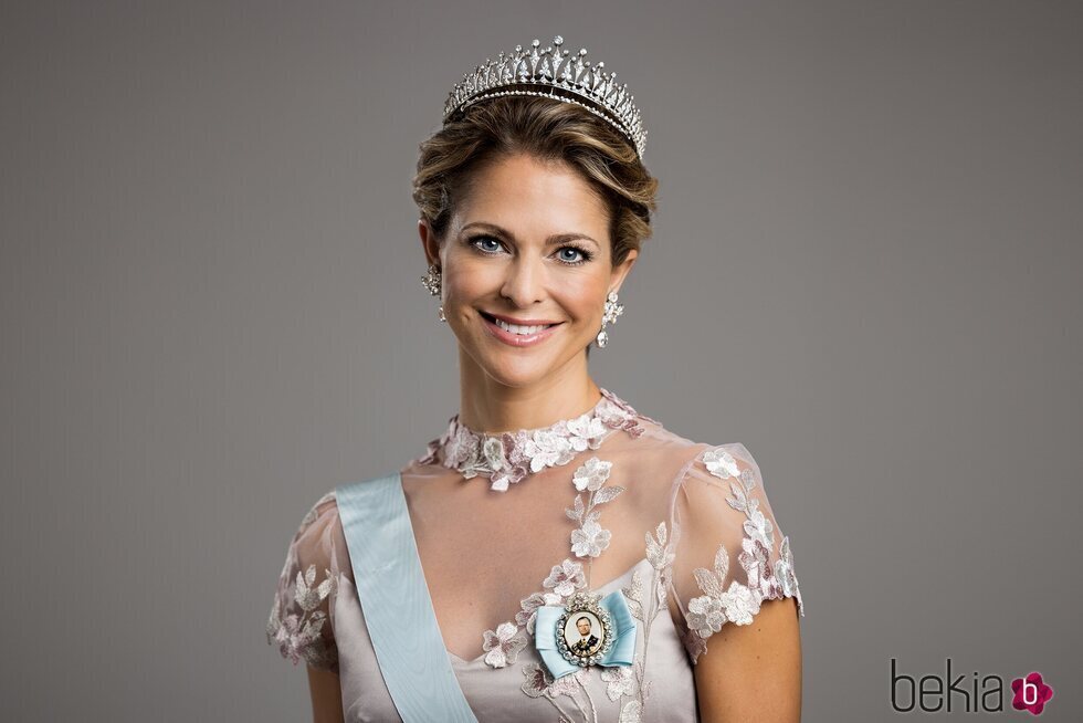 Magdalena de Suecia con la Tiara Fringe Moderna en una foto oficial