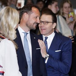 Haakon de Noruega y Daniel de Suecia comparten confidencias en presencia de Mette-Marit de Noruega