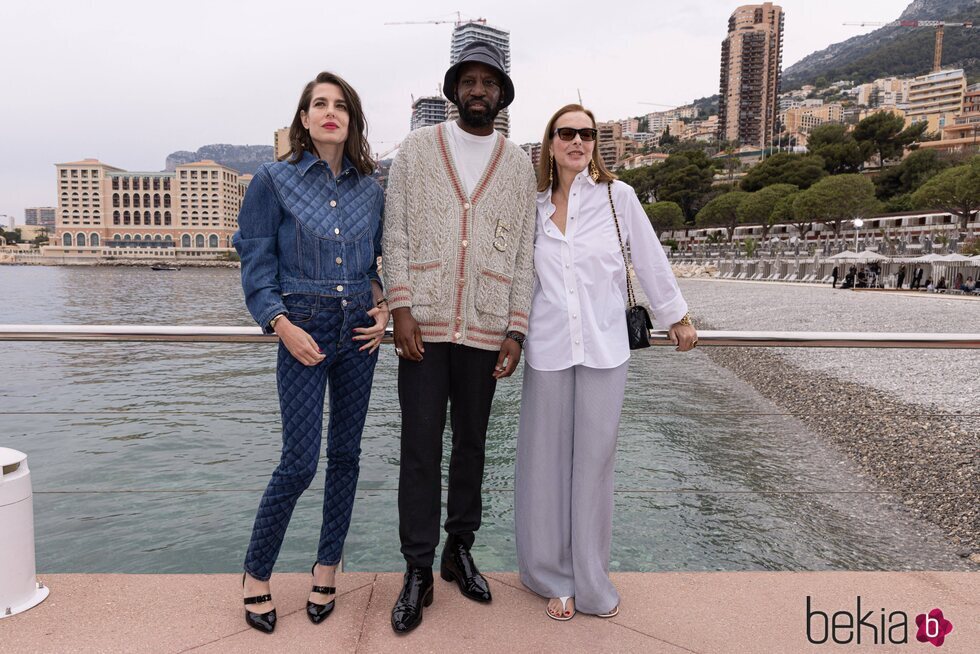 Carlota Casiraghi, Abd Al Malik y Carole Bouquet en la presentación de la colección Crucero 2022/2023 de Chanel