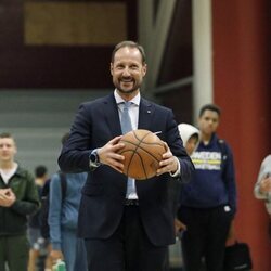 Haakon de Noruega jugando al baloncesto durante su visita oficial a Suecia