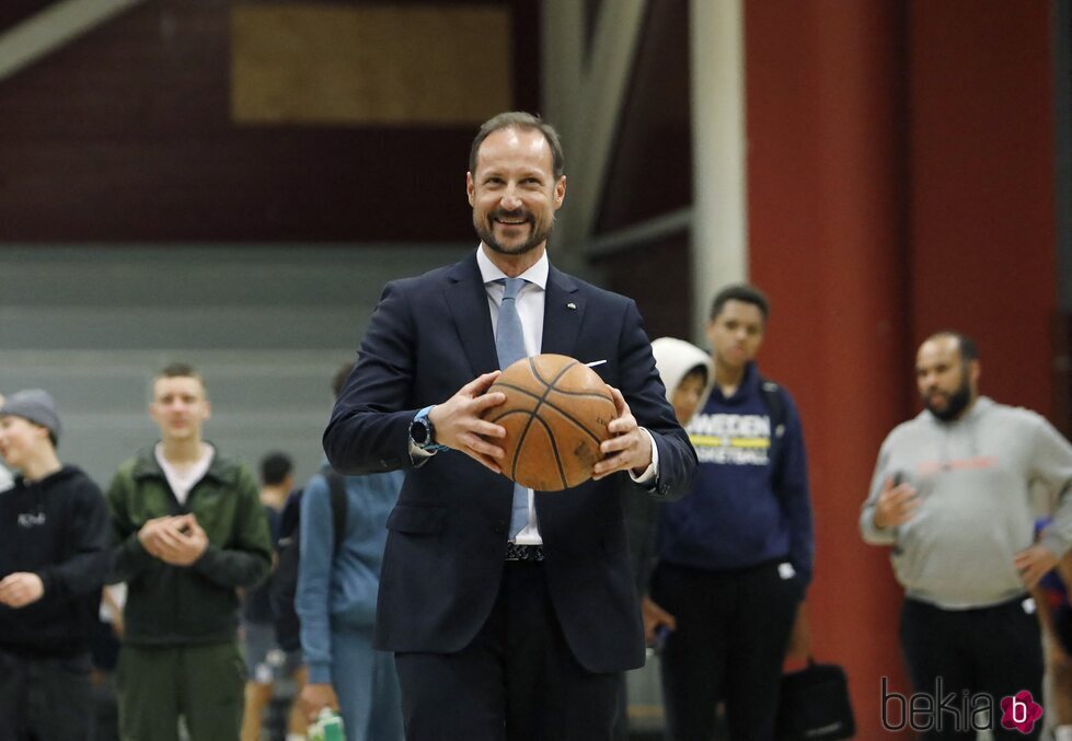 Haakon de Noruega jugando al baloncesto durante su visita oficial a Suecia