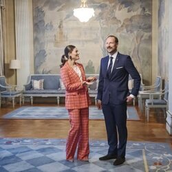 Victoria de Suecia y Haakon de Noruega muestran su complicidad antes de su viaje a Gotemburgo