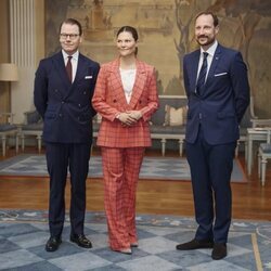 Victoria de Suecia y Daniel de Suecia y Haakon de Noruega antes de su viaje a Gotemburgo