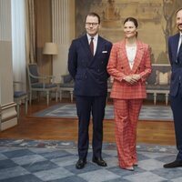 Victoria de Suecia y Daniel de Suecia y Haakon de Noruega antes de su viaje a Gotemburgo