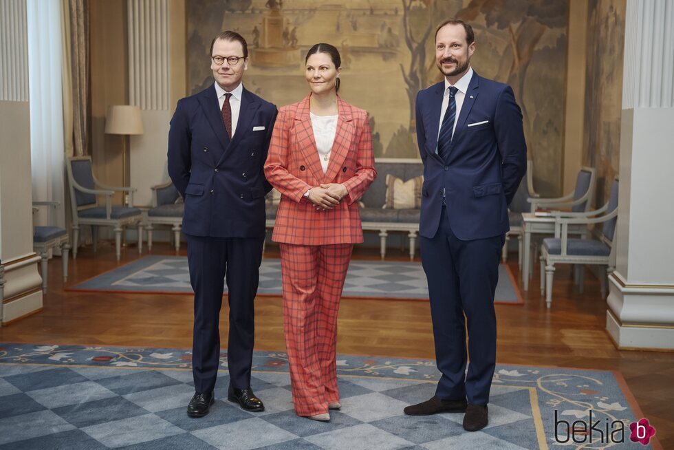 Victoria de Suecia y Daniel de Suecia y Haakon de Noruega antes de su viaje a Gotemburgo