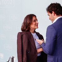 Tamara Falcó hablando con Íñigo Onieva en la inauguración de su restaurante