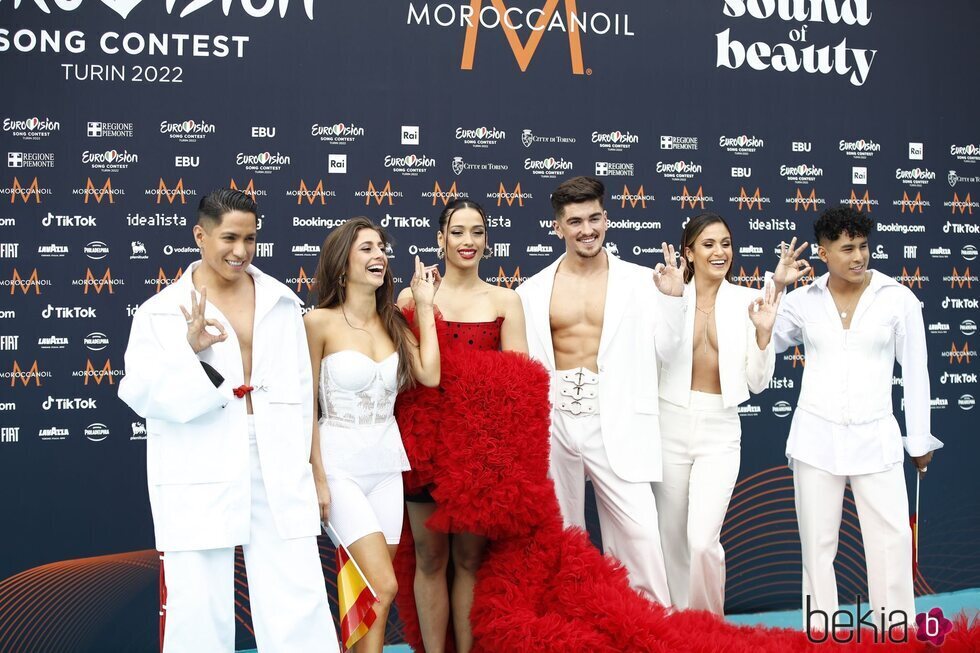 Chanel Terrero y sus bailarines en la ceremonia de apertura del Festival de Eurovisión 2022