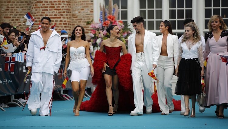 Chanel Terrero y sus bailarines en la alfombra azul de la ceremonia de apertura del Festival de Eurovisión 2022