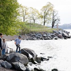 Victoria de Suecia y sus hijos Estela y Oscar de Suecia recogiendo basura en Djurgarden