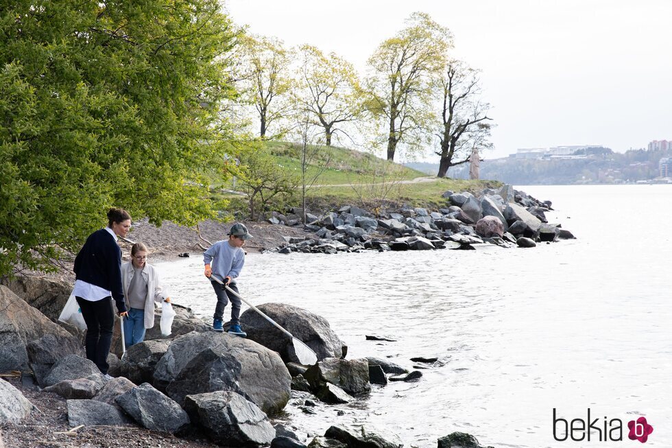 Victoria de Suecia y sus hijos Estela y Oscar de Suecia recogiendo basura en Djurgarden