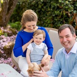 Guillermo y Stéphanie de Luxemburgo con su hijo Charles de Luxemburgo y su perro en el 2 cumpleaños de Charles de Luxemburgo