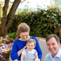 Guillermo y Stéphanie de Luxemburgo con su hijo Charles de Luxemburgo y su perro en el 2 cumpleaños de Charles de Luxemburgo