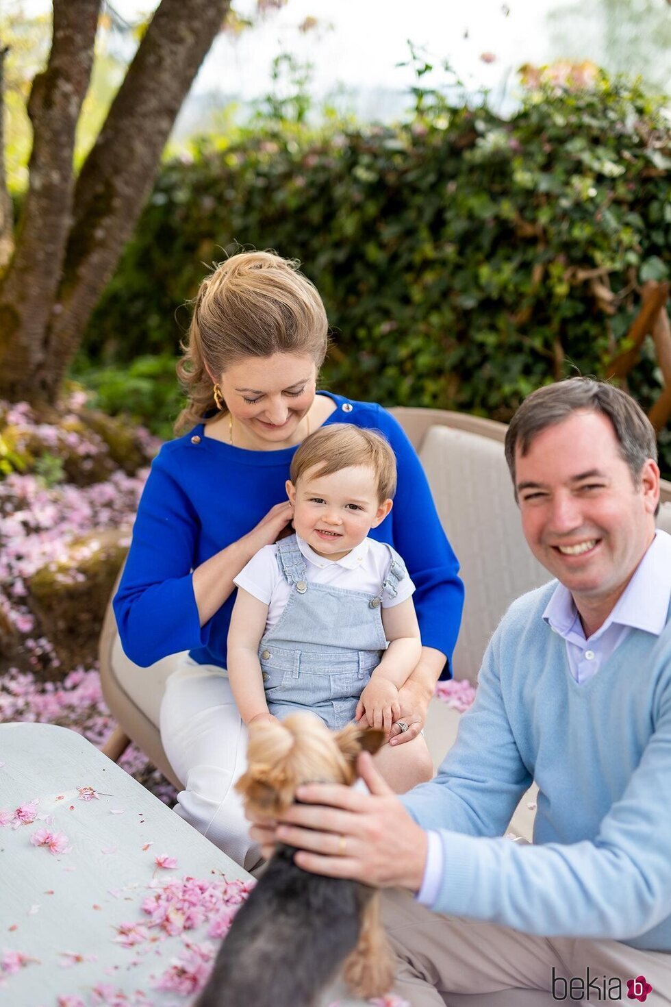 Guillermo y Stéphanie de Luxemburgo con su hijo Charles de Luxemburgo y su perro en el 2 cumpleaños de Charles de Luxemburgo