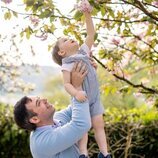 Guillermo de Luxemburgo sube en brazos a su hijo Charles de Luxemburgo para que toque una flor en el 2 cumpleaños de Charles de Luxemburgo