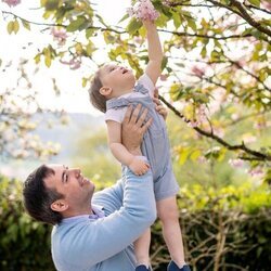 Guillermo de Luxemburgo sube en brazos a su hijo Charles de Luxemburgo para que toque una flor en el 2 cumpleaños de Charles de Luxemburgo