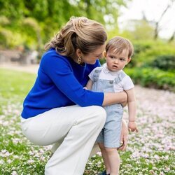 Stéphanie de Luxemburgo, muy cariñosa con su hijo Charles de Luxemburgo en su 2 cumpleaños