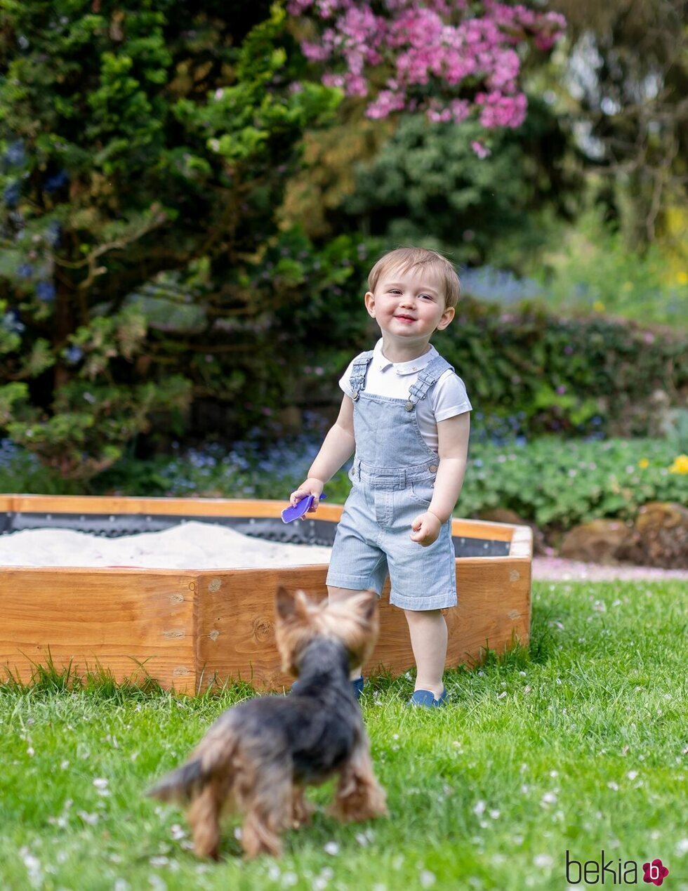 Charles de Luxemburgo y su perro en su 2 cumpleaños