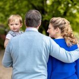 Guillermo de Luxemburgo, muy cariñoso con Stéphanie de Luxemburgo y su hijo Charles de Luxemburgo en su 2 cumpleaños