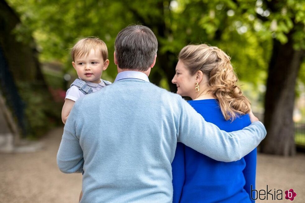 Guillermo de Luxemburgo, muy cariñoso con Stéphanie de Luxemburgo y su hijo Charles de Luxemburgo en su 2 cumpleaños