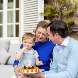 Charles de Luxemburgo probando la tarta de su cumpleaños en presencia de Guillermo y Stéphanie de Luxemburgo