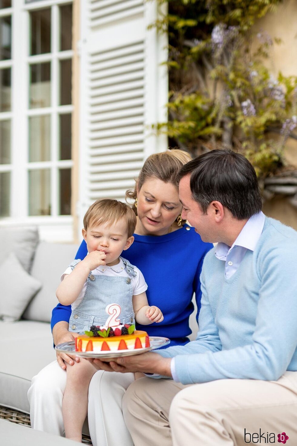 Charles de Luxemburgo probando la tarta de su cumpleaños en presencia de Guillermo y Stéphanie de Luxemburgo