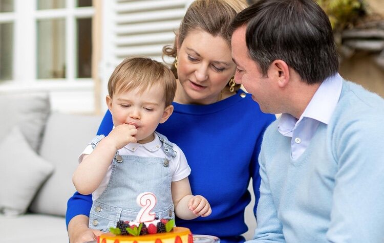 Charles de Luxemburgo probando la tarta de su cumpleaños en presencia de Guillermo y Stéphanie de Luxemburgo