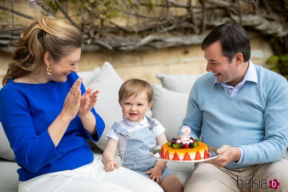 Charles de Luxemburgo con sus padres en su 2 cumpleaños