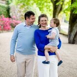 Guillermo y Stéphanie de Luxemburgo y su hijo Charles de Luxemburgo en el 2 cumpleaños de Charles de Luxemburgo