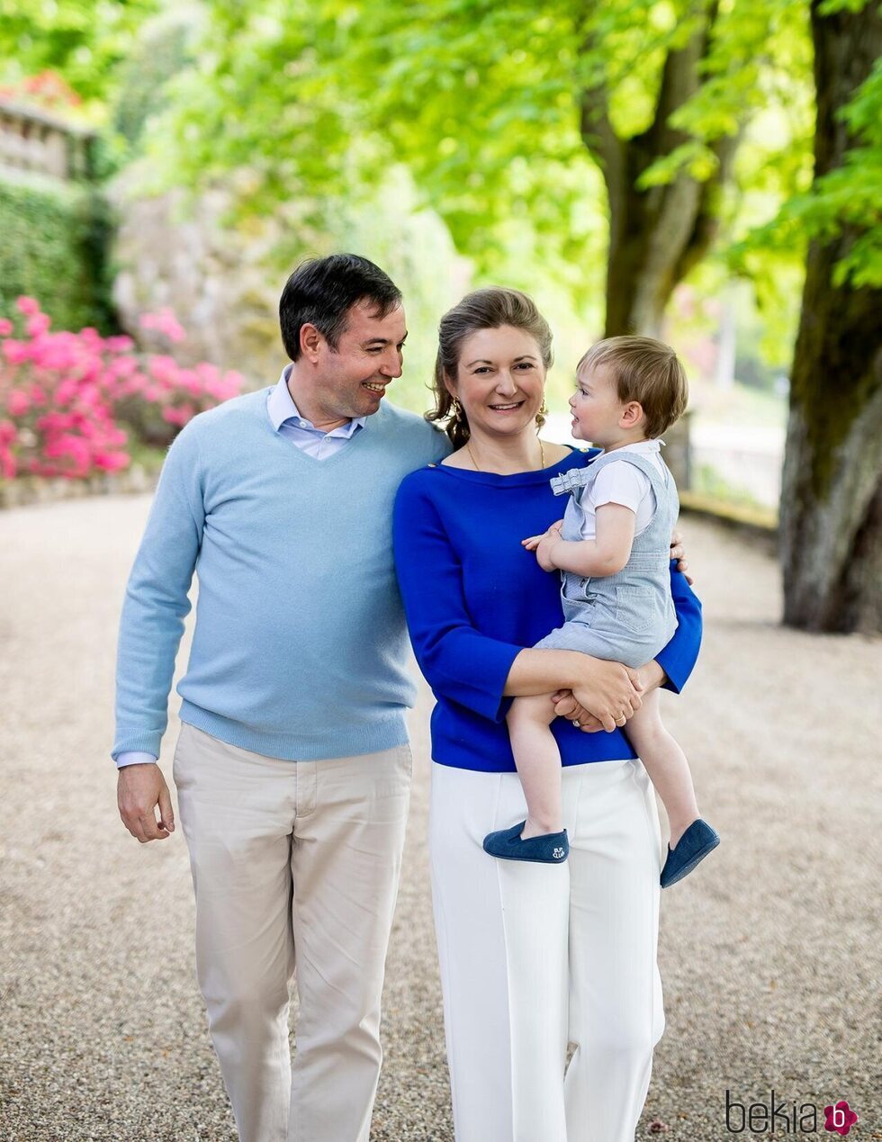 Guillermo y Stéphanie de Luxemburgo y su hijo Charles de Luxemburgo en el 2 cumpleaños de Charles de Luxemburgo