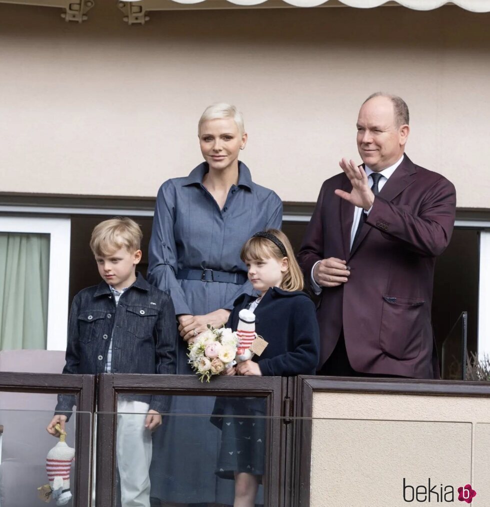 Alberto y Charlene de Mónaco con sus hijos Jacques y Gabriella de Mónaco en el Torneo Santa Devota de Rugby