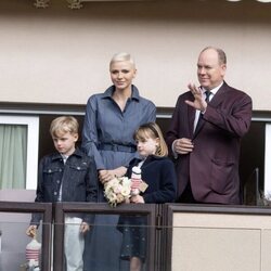 Alberto y Charlene de Mónaco con sus hijos Jacques y Gabriella de Mónaco en el Torneo Santa Devota de Rugby