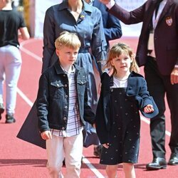 Charlene de Mónaco y sus hijos Jacques y Gabriella de Mónaco en el Torneo Santa Devota de Rugby