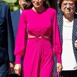 La Reina Letizia con un vestido con aberturas laterales en el Día Mundial de la Cruz Roja y de la Media Luna Roja