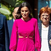 La Reina Letizia con un vestido con aberturas laterales en el Día Mundial de la Cruz Roja y de la Media Luna Roja