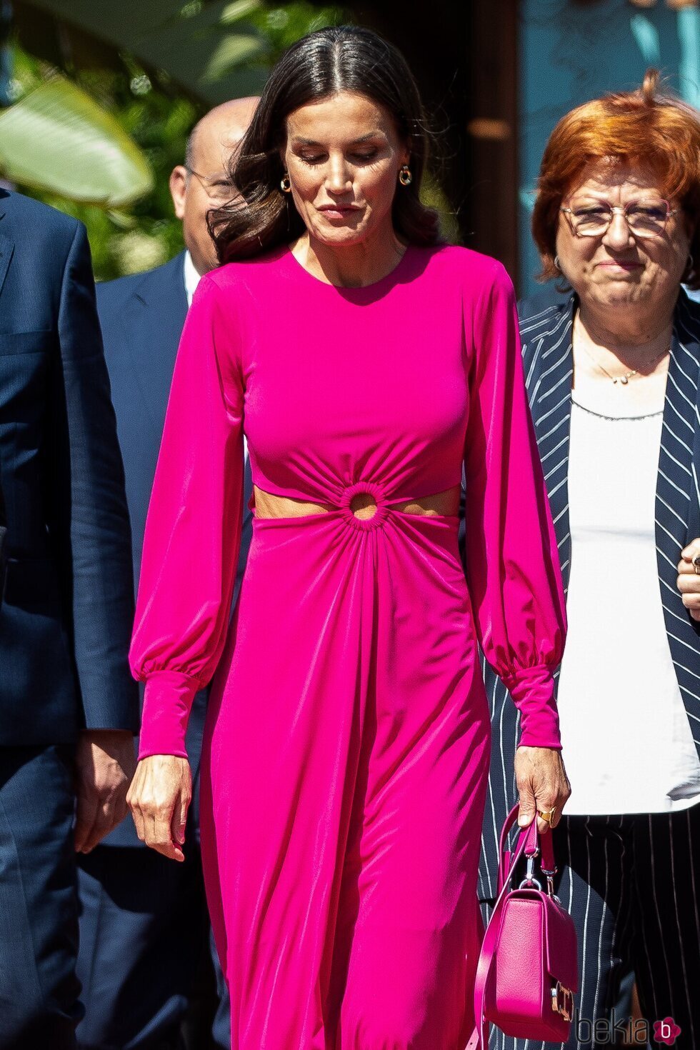 La Reina Letizia con un vestido con aberturas laterales en el Día Mundial de la Cruz Roja y de la Media Luna Roja