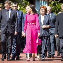 La Reina Letizia hablando con Ximo Puig en el Día Mundial de la Cruz Roja y de la Media Luna Roja