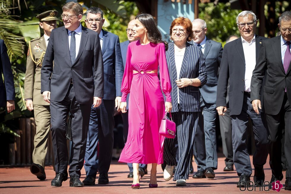 La Reina Letizia hablando con Ximo Puig en el Día Mundial de la Cruz Roja y de la Media Luna Roja