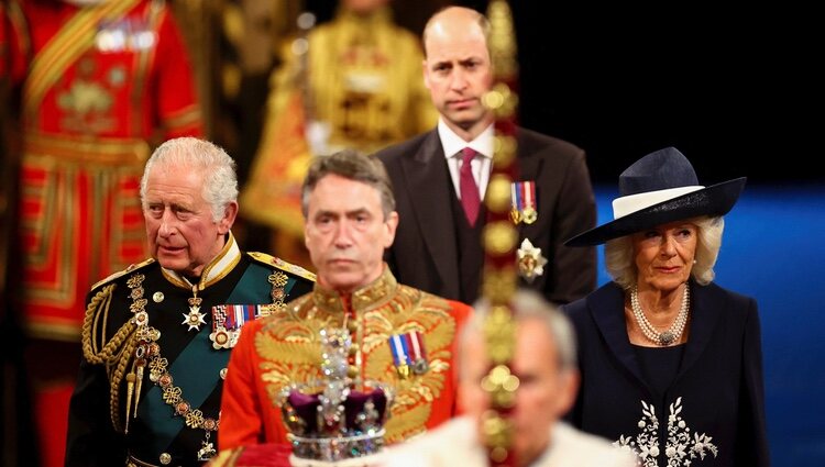 El Príncipe Carlos, Camilla Parker y el Príncipe Guillermo siguen al Marqués de Cholmondeley con Corona Imperial en la Apertura del Parlamento 2022