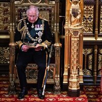 El Príncipe Carlos leyendo el discurso en presencia de Camilla Parker en la Apertura del Parlamento 2022