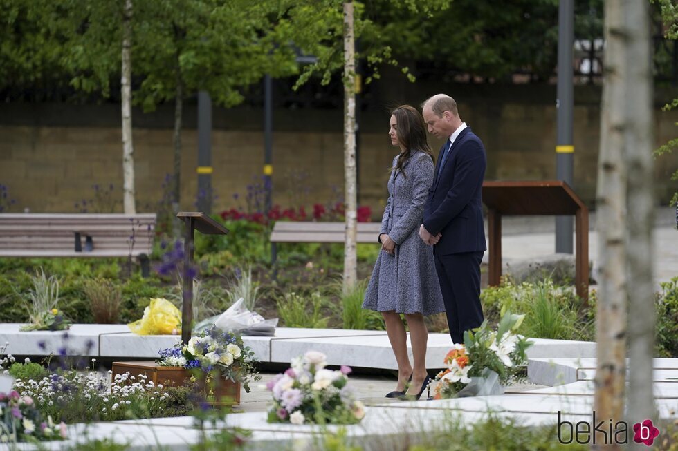 El Príncipe Guillermo y Kate Middleton en la inauguración del Glade Of Light Memorial en Manchester