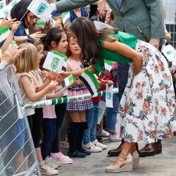 La Reina Letizia hablando con unas niñas en Las Hurdes