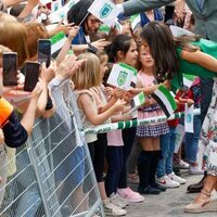 La Reina Letizia hablando con unas niñas en Las Hurdes