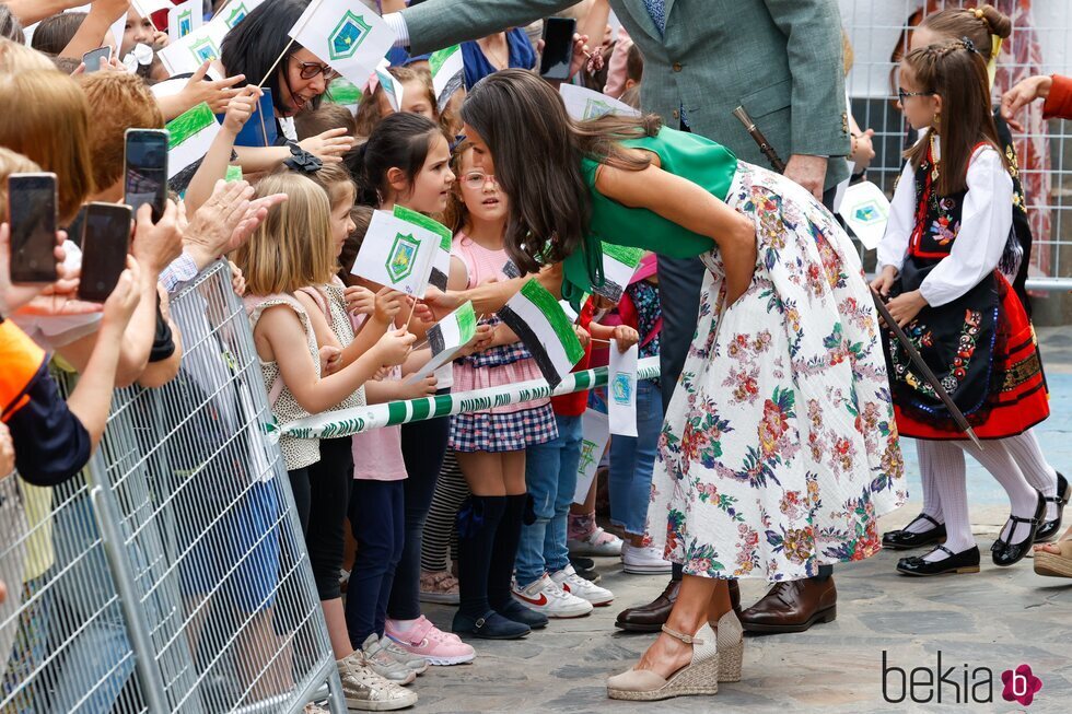 La Reina Letizia hablando con unas niñas en Las Hurdes