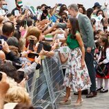 Los Reyes Felipe y Letizia saludando a los ciudadanos en Las Hurdes