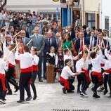 Los Reyes Felipe y Letizia viendo a unos niños bailando en Las Hurdes