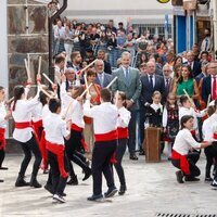 Los Reyes Felipe y Letizia viendo a unos niños bailando en Las Hurdes