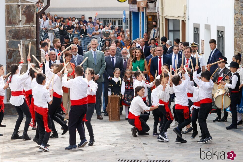 Los Reyes Felipe y Letizia viendo a unos niños bailando en Las Hurdes