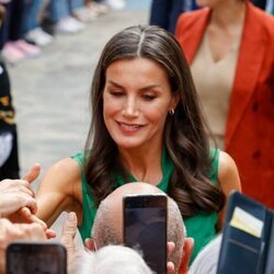 La Reina Letizia saludando en Pinofranqueado en las Hurdes